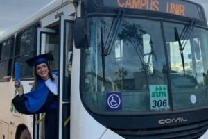 ´Perrengue´: jovem faz fotos de formatura no ônibus que tomava para ir a faculdade