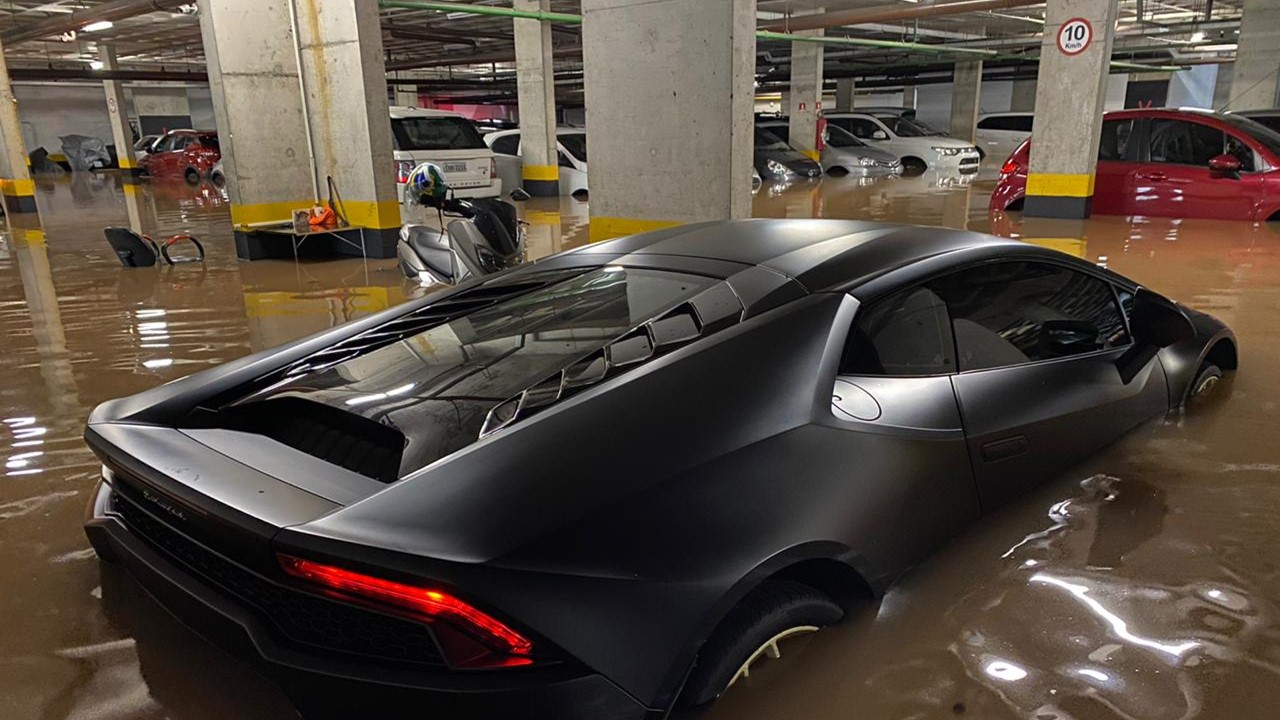 Lamborghini e Porsche ficam submersos em São Paulo
