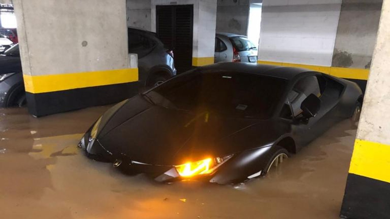 Lamborghini e Porsche ficam submersos em São Paulo