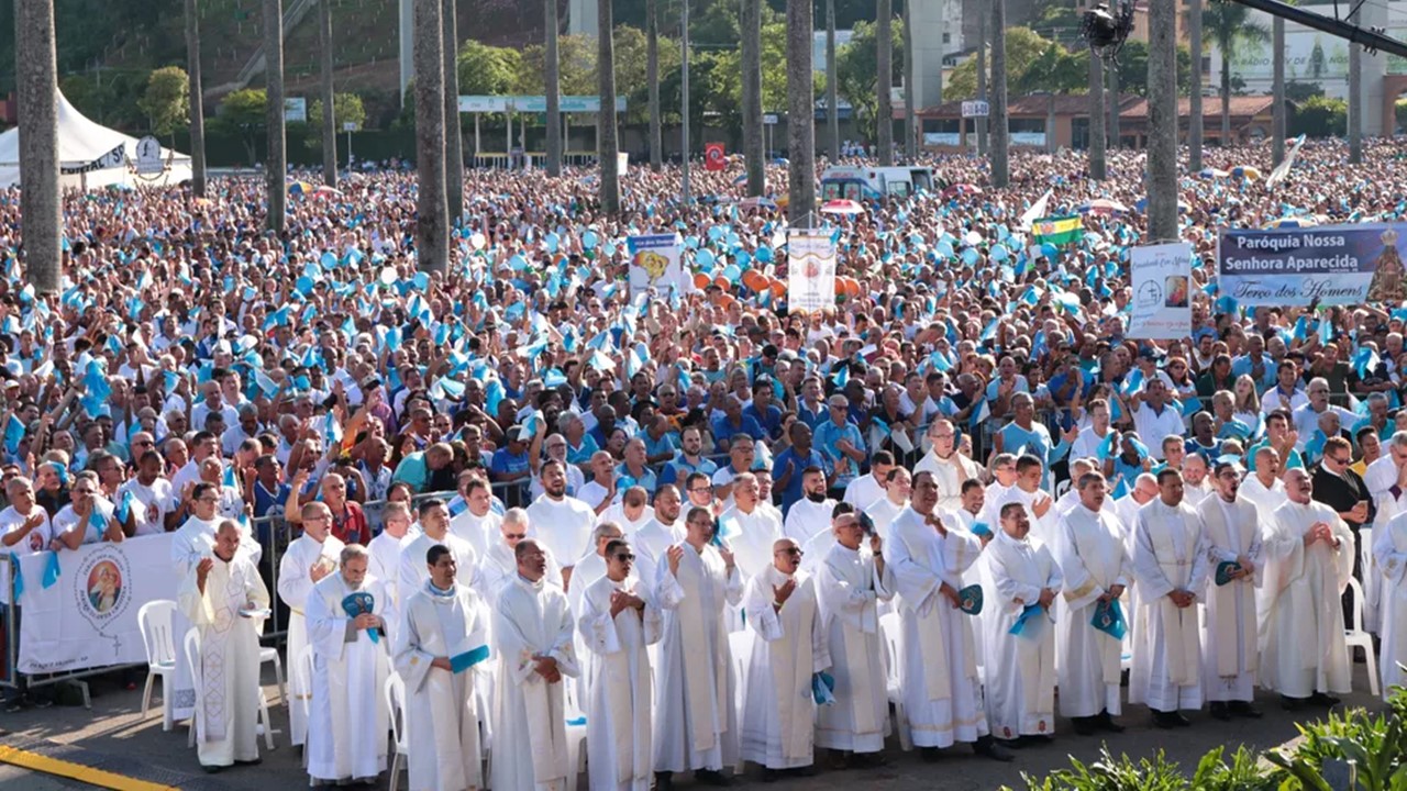Romaria reúne cerca de 80 mil fiéis no Santuário Nacional de Aparecida