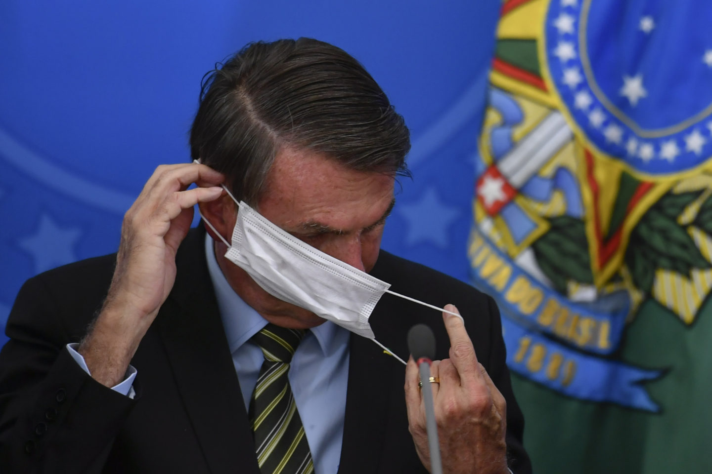 Presidente Jair Bolsonaro coloca máscara respiratória