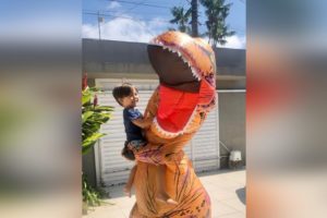 Após 36 dias distante, médico se fantasia de dinossauro para ver filho
