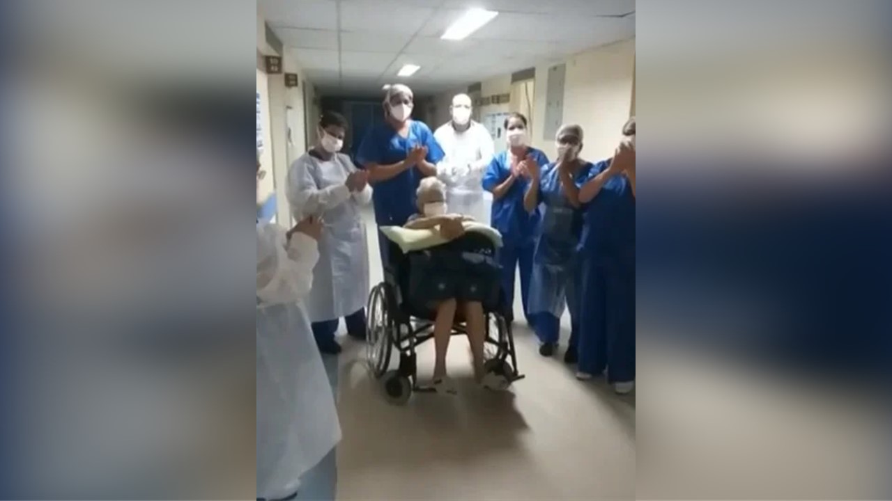 Mulher de 94 anos é aplaudida após ser curada da Covid-19