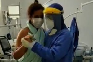 Médico Dança Forró com Paciente em UTI
