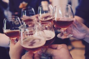 Cerveja aumenta chance de contrair covid-19 e vinho diminui, aponta estudo