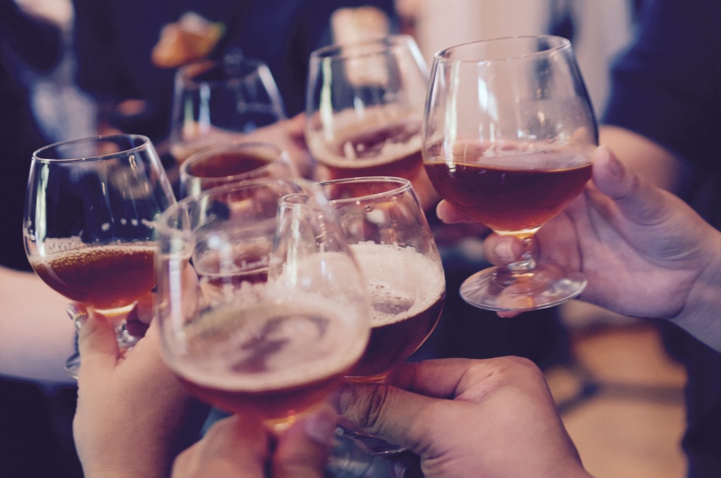Cerveja aumenta chance de contrair covid-19 e vinho diminui, aponta estudo