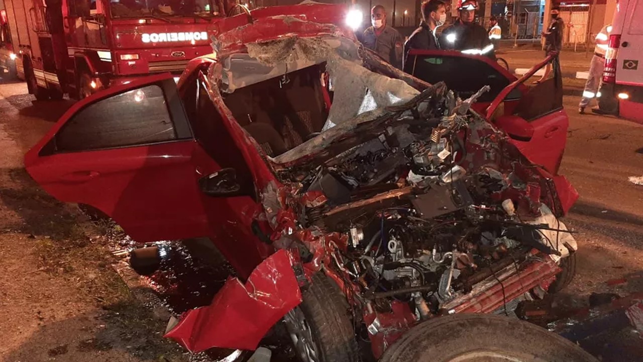 Veículo foi totalmente destruído após atingir traseira de caminhão estacionado em Santos