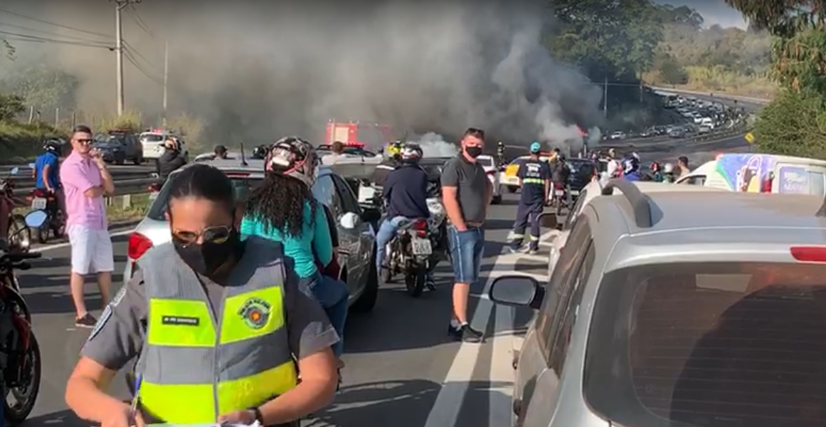 Carreta tomba carregada de papelão em Jaguariúna