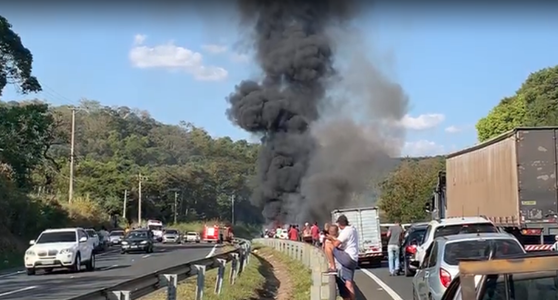 Carreta tomba carregada de papelão em Jaguariúna