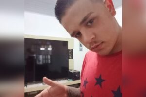 Rapaz foi encontrado caído na Prainha Branca, em Guarujá