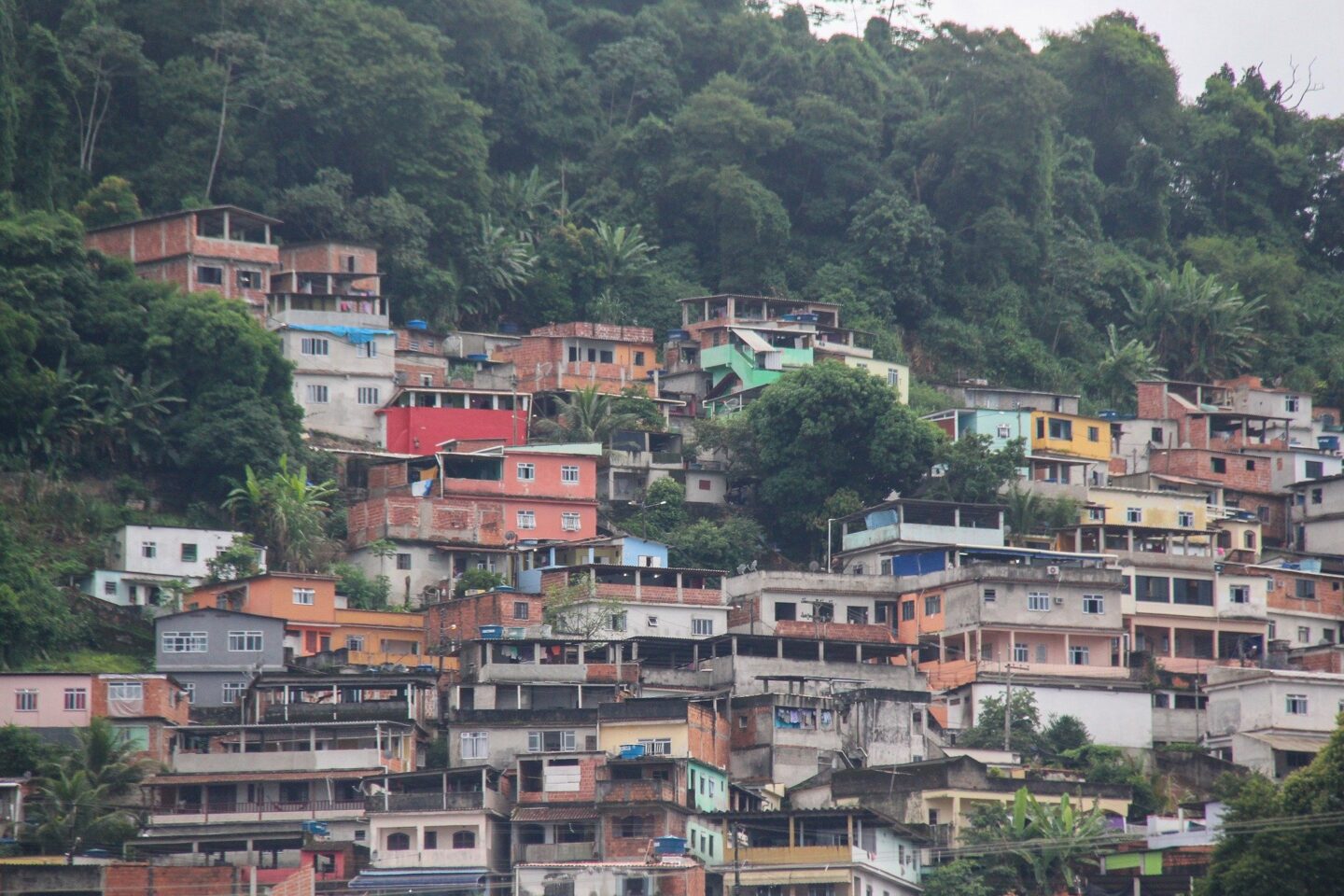 Crime domina 1,4 mil comunidades do Rio