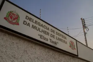 denuncia mãe e irmão por agressão