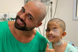 Menino de 8 anos raspou a cabeça do médico após cirurgia de retirada de tumor