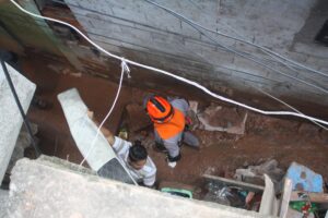 Corpo de bebê soterrado em Embu das Artes é retirado quase 24 horas após deslizamento de terra