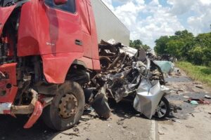 Acidente grave entre caminhões, ônibus e caminhonete deixa 4 mortos em GO