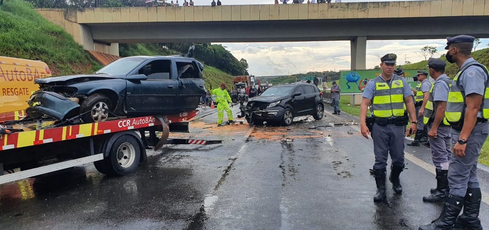 Acidente envolvendo quatro veículos matou duas pessoas na Rodovia dos Bandeirantes em Sumaré (SP), neste domingo (27) — Foto: Polícia Militar Rodoviária/4º BPRv