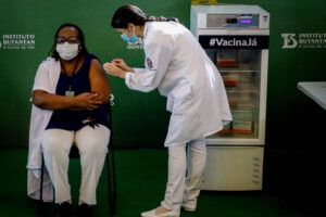 Enfermeira recebe a primeira vacina contra a Covid no Brasil
