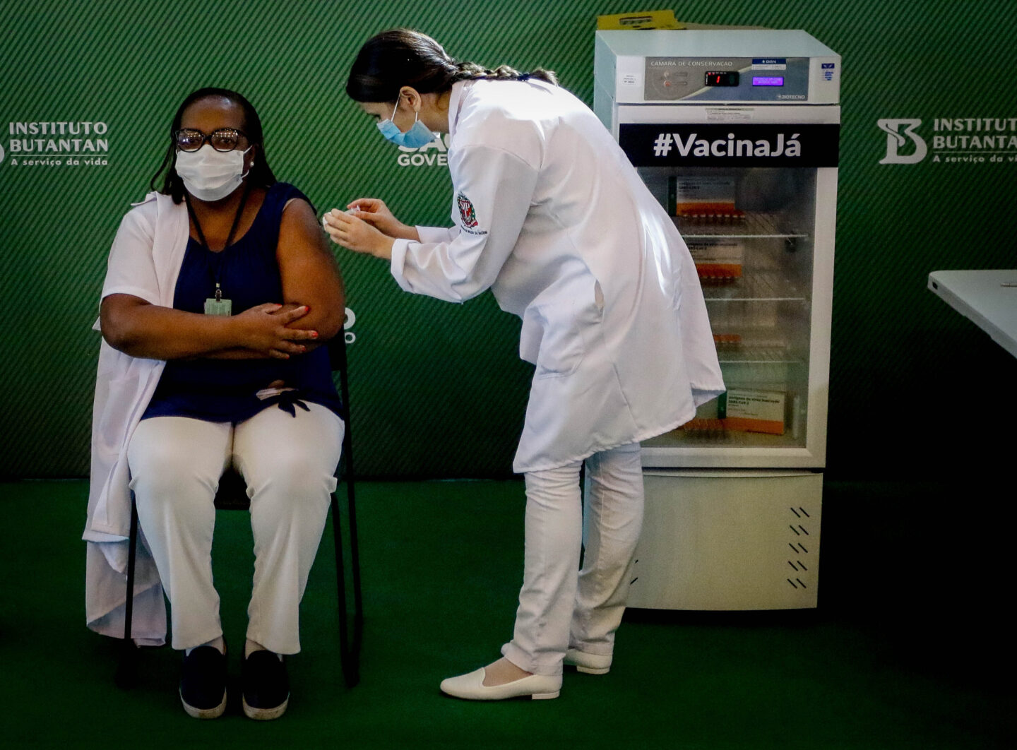 Enfermeira recebe a primeira vacina contra a Covid no Brasil