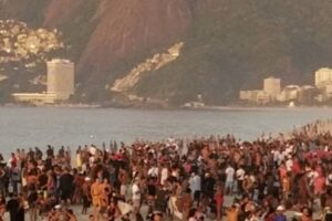 Praia de Ipanema no Rio tem grande aglomeração neste domingo