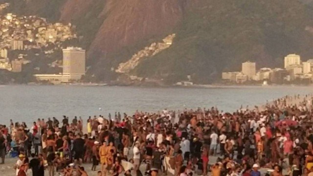 Praia de Ipanema no Rio tem grande aglomeração neste domingo