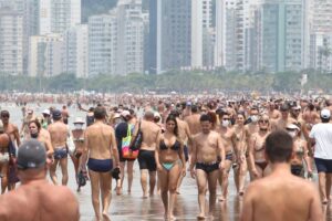 Domingo é marcado por banhistas sem máscaras e aglomerações em praias de Santos