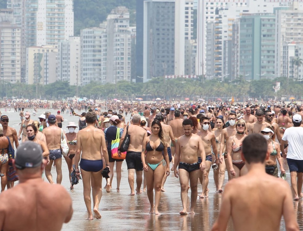 Domingo é marcado por banhistas sem máscaras e aglomerações em praias de Santos