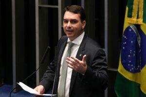 Flavio Bolsonaro comemora aprovação da Anvisa a vacinas: 'Grande dia!'