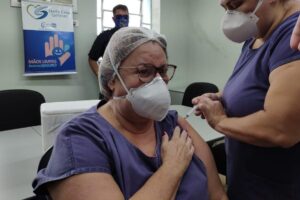 Enfermeira de Capivari recebe primeira dose da Coronavac