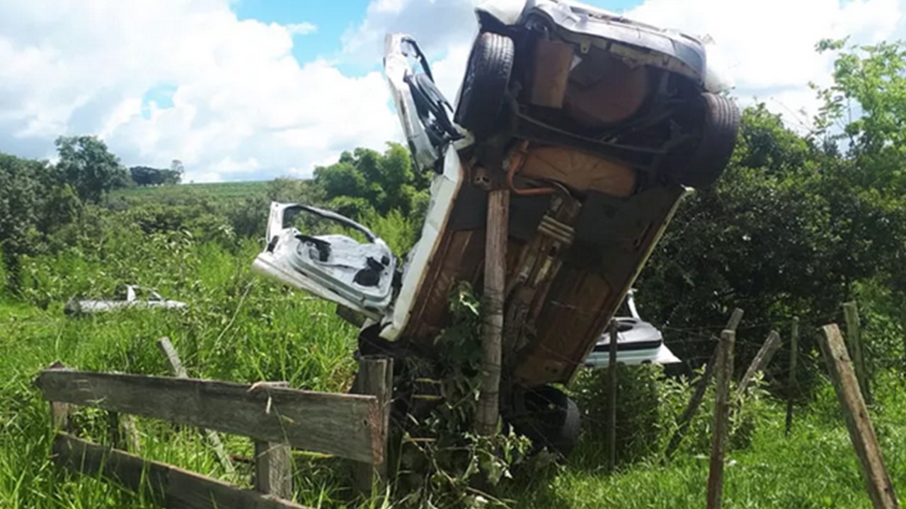 Veículo capotou várias vezes e ficou preso em uma cerca de madeira em Lutécia — Foto: Manoel Moreno / I7 Notícias