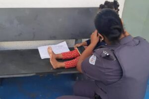 Menina de 3 anos amarrada com fios pela mãe é resgatada em SP