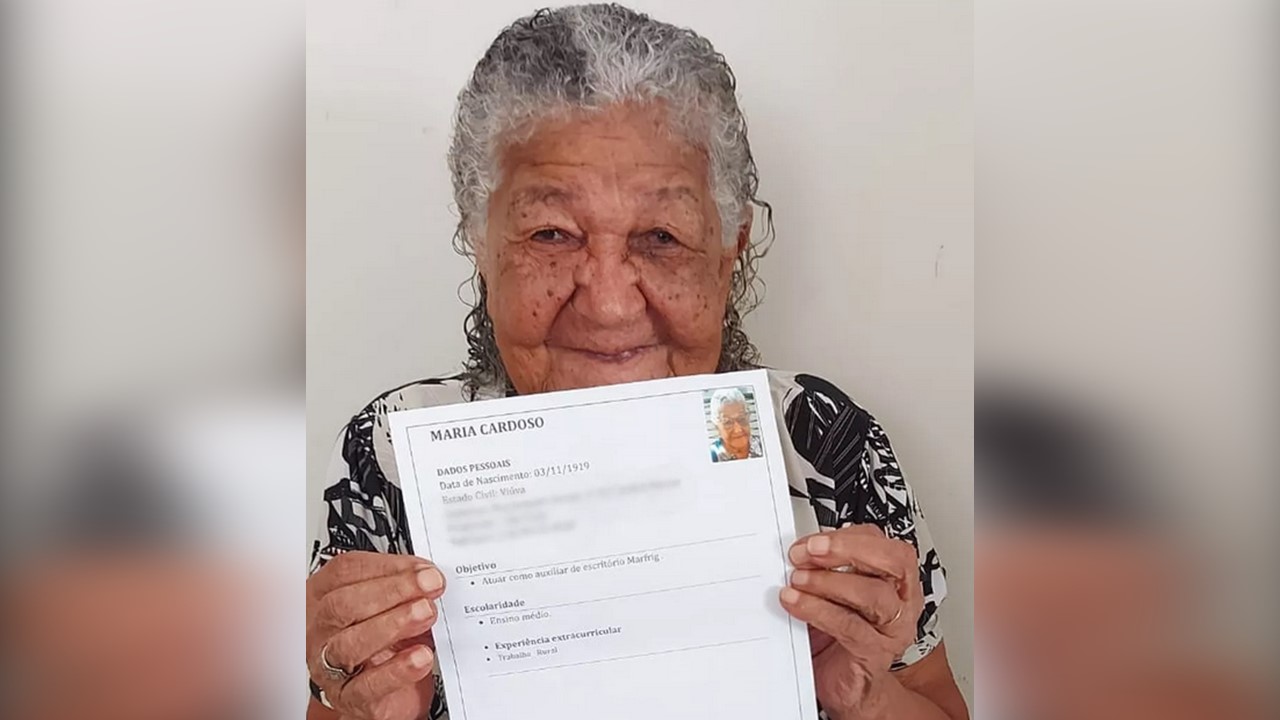 Mulher de 101 anos entrega currículo em empresa e caso viraliza na web