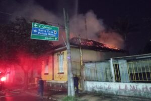 Imóvel abandonado na avenida Campinas é destruído por fogo, em Limeira