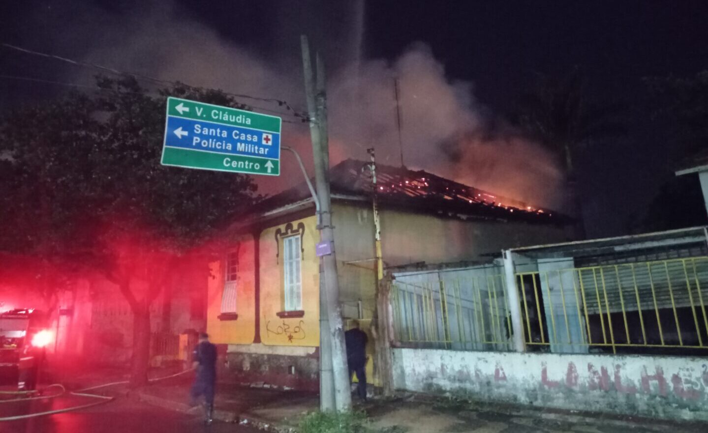 Imóvel abandonado na avenida Campinas é destruído por fogo, em Limeira