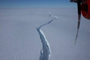 Iceberg maior que a cidade de Nova York se separa de imensa placa de gelo