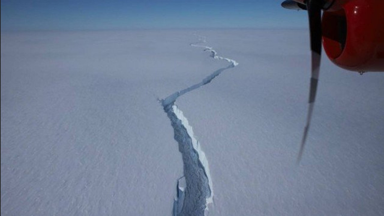 Iceberg maior que a cidade de Nova York se separa de imensa placa de gelo