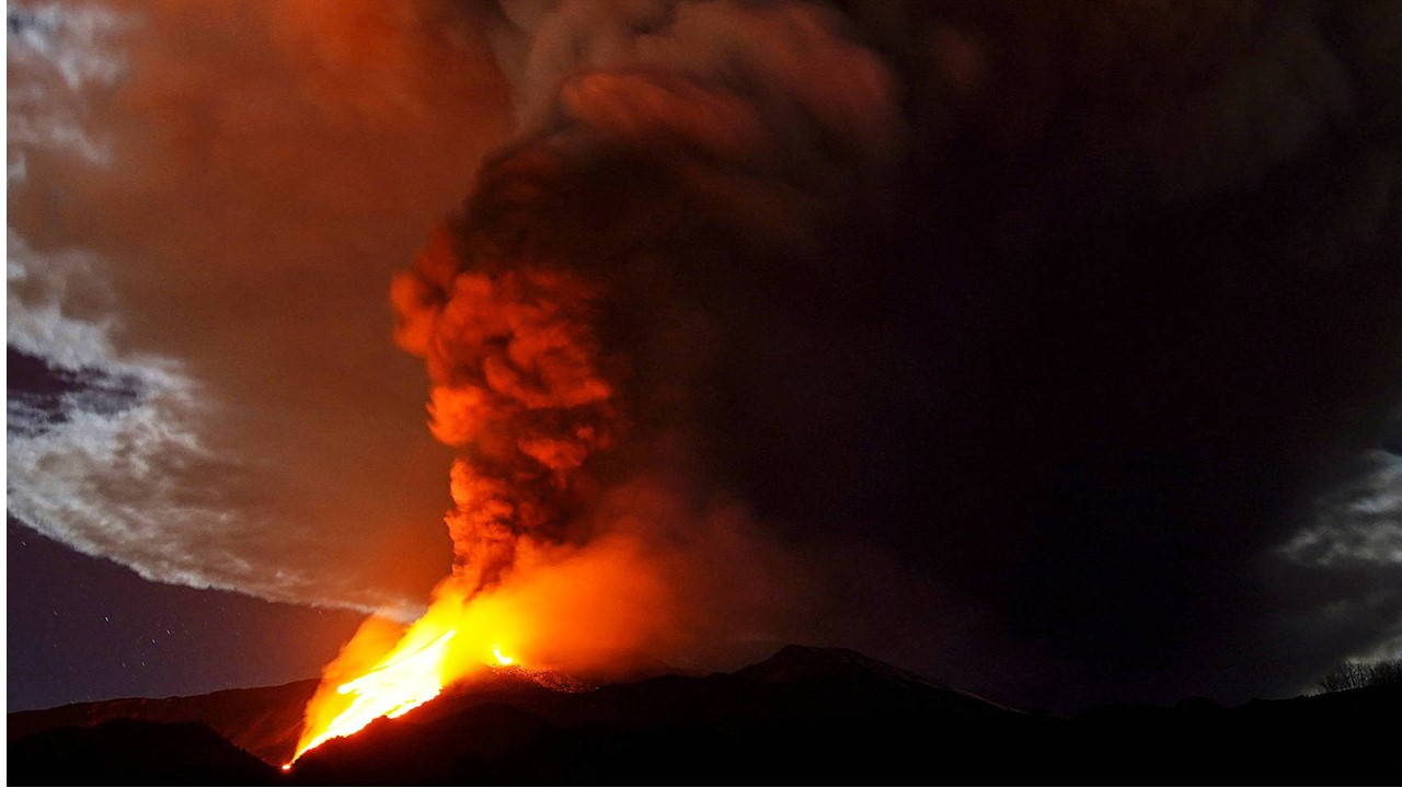 Maior vulcão da Europa ilumina noite na Sicília
