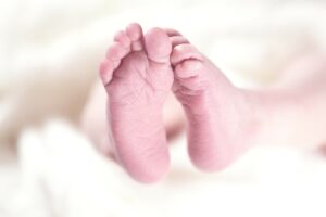 Bebê de 11 meses morre após se afogar com leite