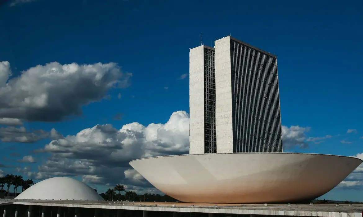 Votação da PEC dos bilhões é adiada em comissão da Câmara
