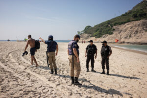 Surfistas e banhistas burlam proibição de frequentar praias no RJ