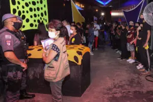 Equipes da Vigilância Sanitária, Polícia Militar e Procon, encerraram no início da madrugada deste domingo (21), uma festa clandestina na cidade de São Paulo. A festa denominada, El Divino Bar, acontecia na região conhecida como Prainha, em Interlagos. A polícia chegou no começo do evento que tinha a expectativa de reunir mais de 200 pessoas. Cerca de 55 pessoas foram encontradas, e destas sete estavam sem máscaras. Apenas o promotor do evento foi encontrado no local, que foi responsabilizado por promover a aglomeração