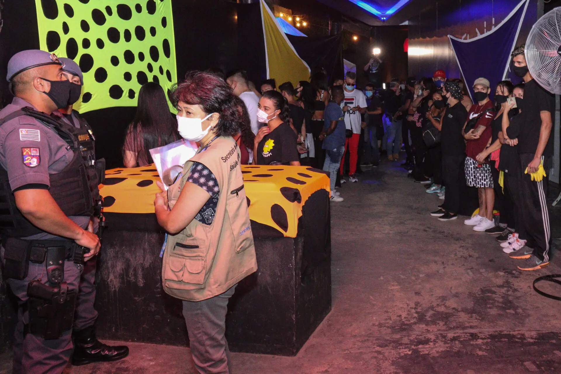 Equipes da Vigilância Sanitária, Polícia Militar e Procon, encerraram no início da madrugada deste domingo (21), uma festa clandestina na cidade de São Paulo. A festa denominada, El Divino Bar, acontecia na região conhecida como Prainha, em Interlagos. A polícia chegou no começo do evento que tinha a expectativa de reunir mais de 200 pessoas. Cerca de 55 pessoas foram encontradas, e destas sete estavam sem máscaras. Apenas o promotor do evento foi encontrado no local, que foi responsabilizado por promover a aglomeração