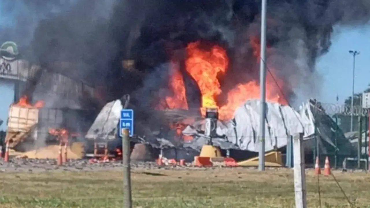 As colisões causaram um incêndio na praça de pedágio. Oito funcionários da concessionária que administra a rodovia também ficaram feridos.