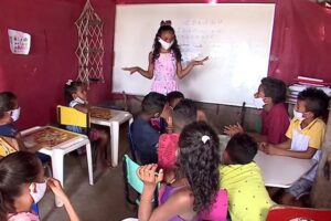 Menina de 12 anos monta escola e dá aulas para crianças durante a pandemia