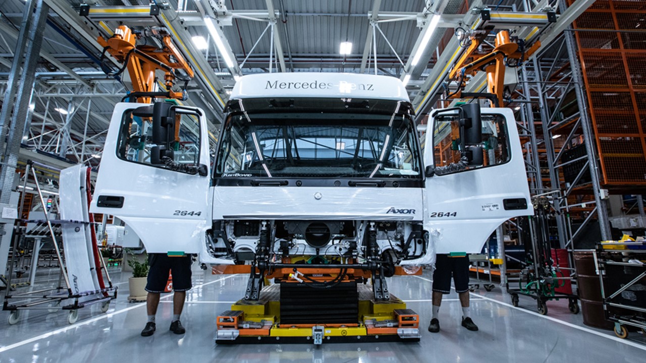 Mercedes-Benz suspende produção para evitar avanço da epidemia