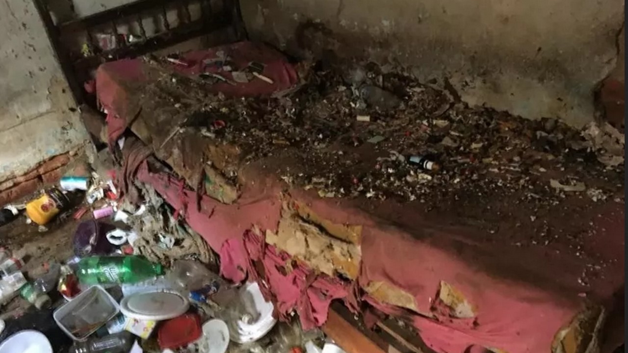 Mulher é retirada de casa com três toneladas de lixo e mais de 100 ratos