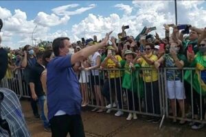 Bolsonaro: "Enquanto eu for presidente, só Deus me tira daqui"