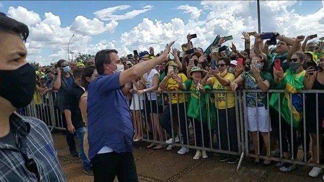 Bolsonaro: "Enquanto eu for presidente, só Deus me tira daqui"
