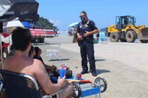 Prefeitura recorre a trator para remover banhistas das praias no litoral norte de SP