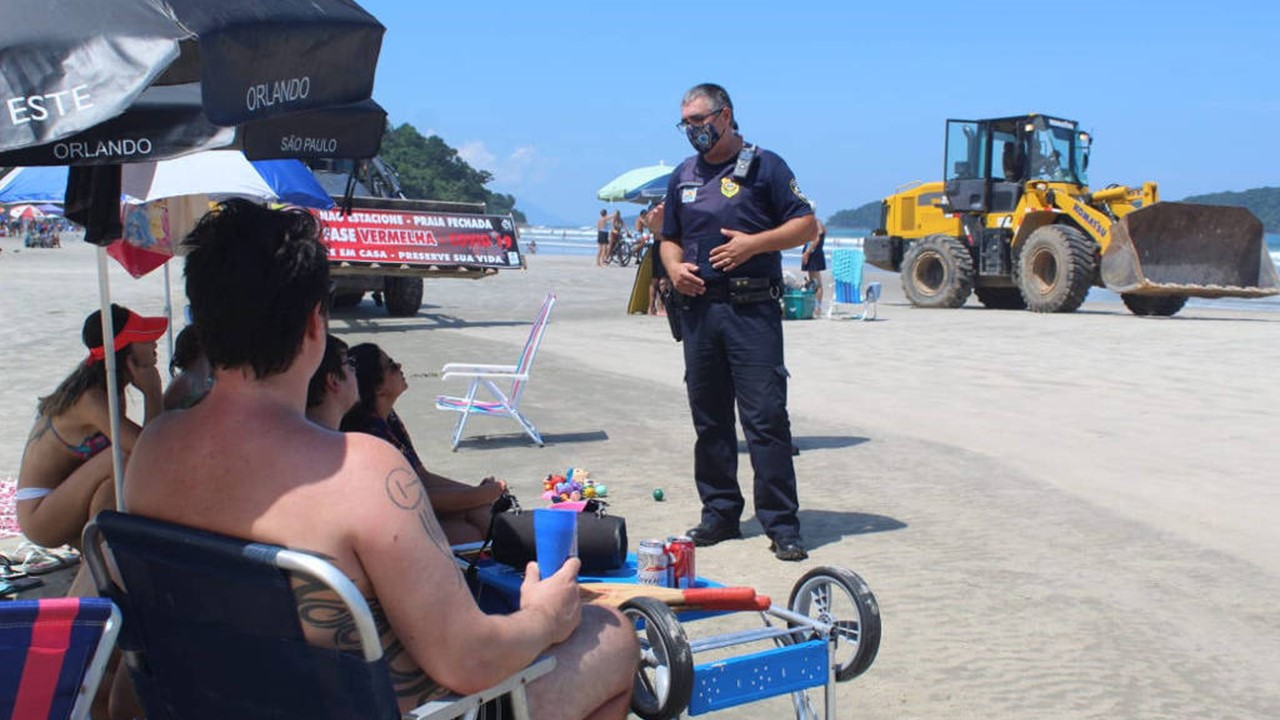 Prefeitura recorre a trator para remover banhistas das praias no litoral norte de SP