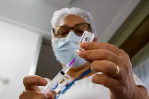 Anvisa libera Coronavac para faixa de 6 a 17 anos e veta uso de 5 a 3